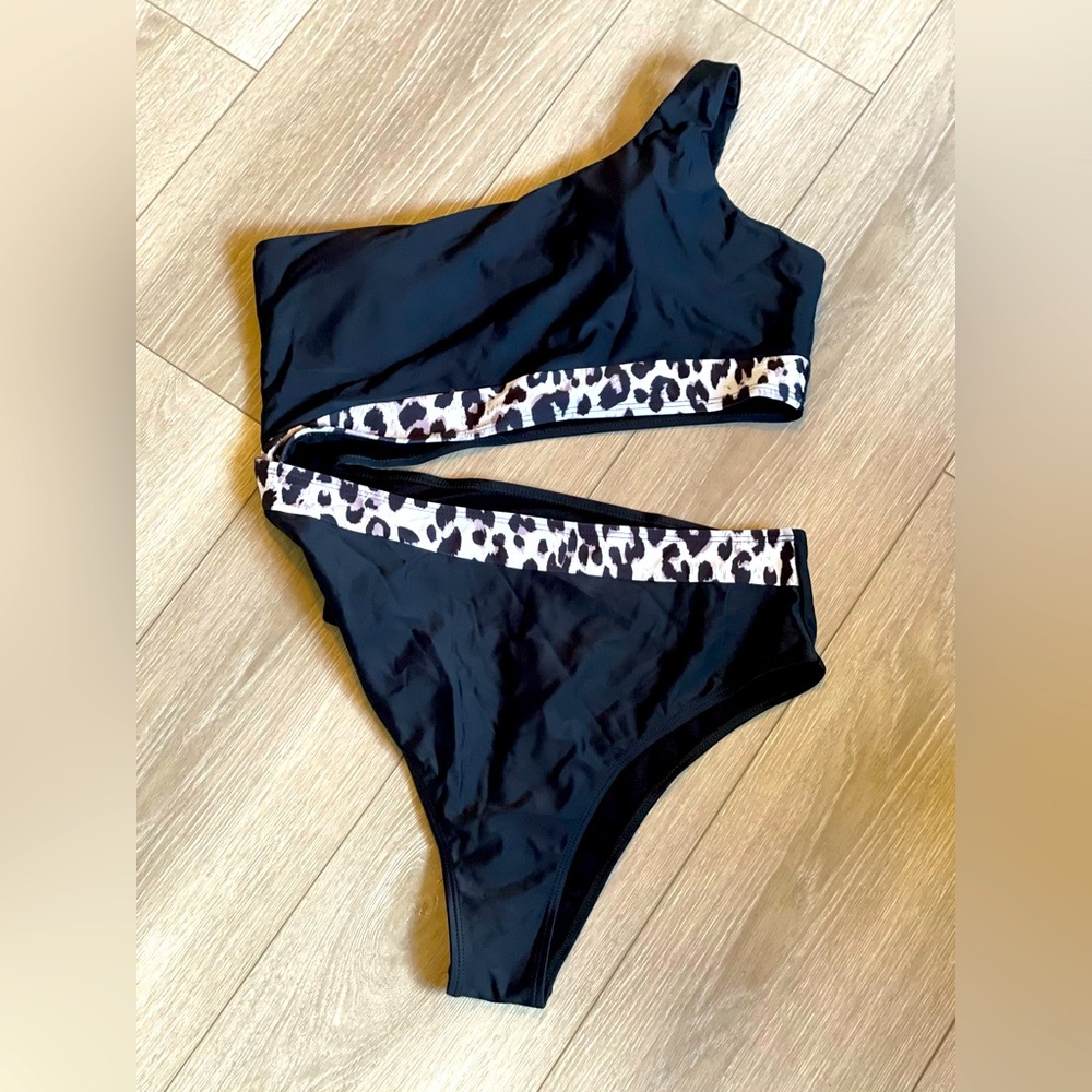 SHEIN Leopard Print Cutout One Piece Swimsuit